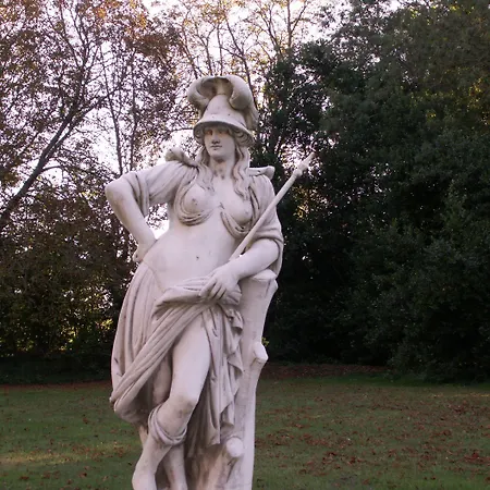 Chateau De La Court D'aron 3*